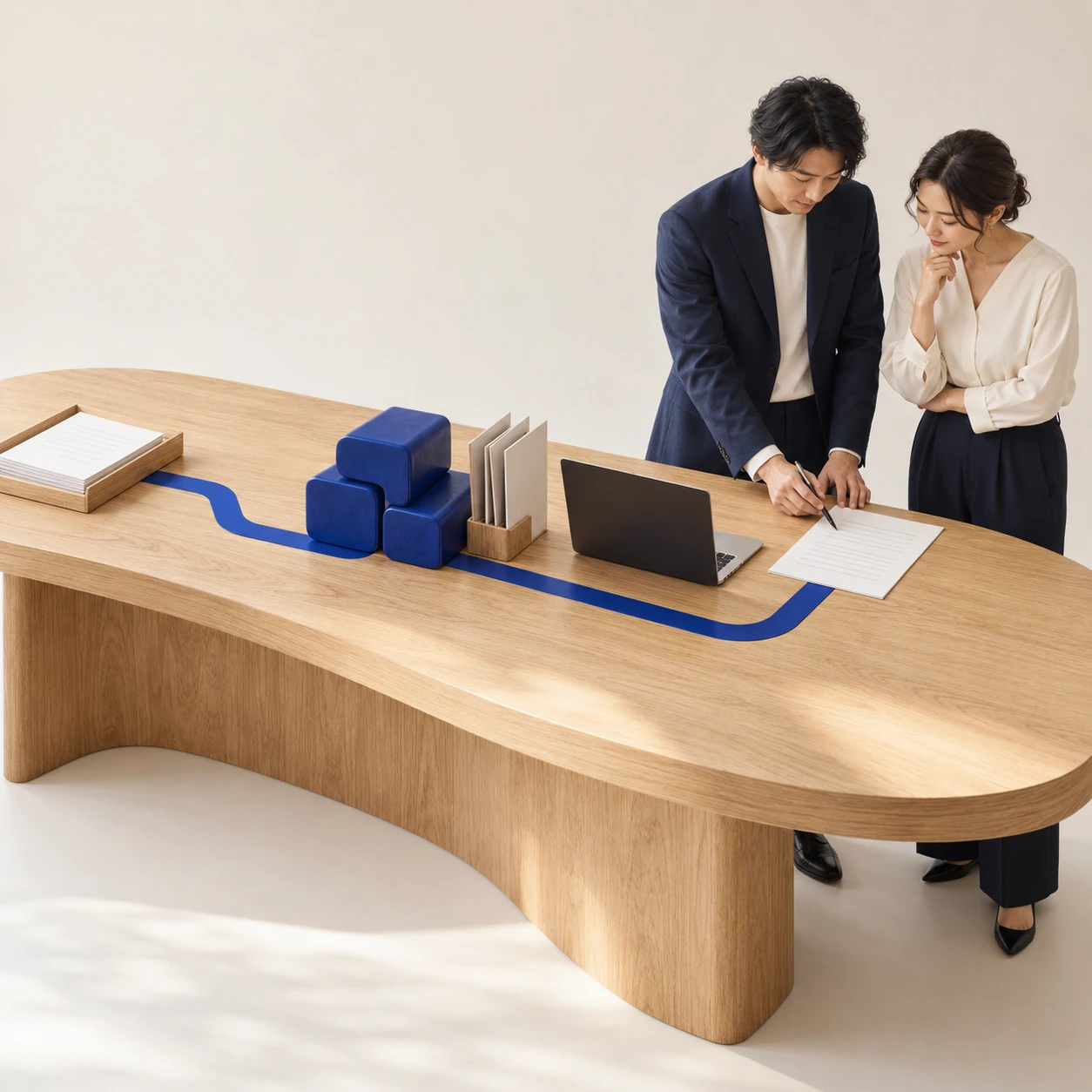 木の仕事台と青い経路でAIエージェント開発を表した生成画像